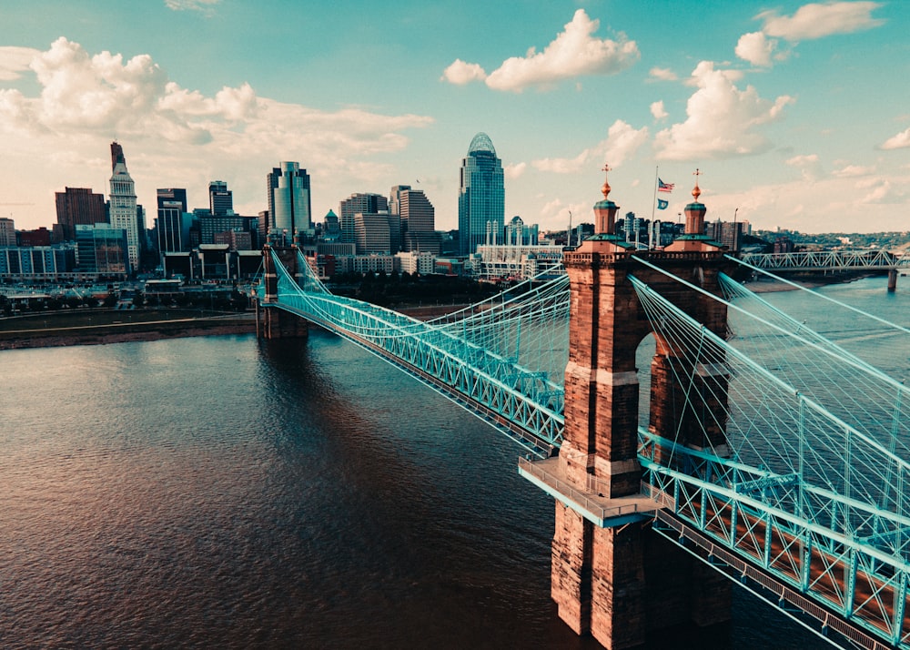 ponte sobre a água perto de edifícios da cidade durante o dia