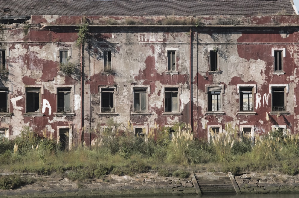 edifício de concreto vermelho e branco