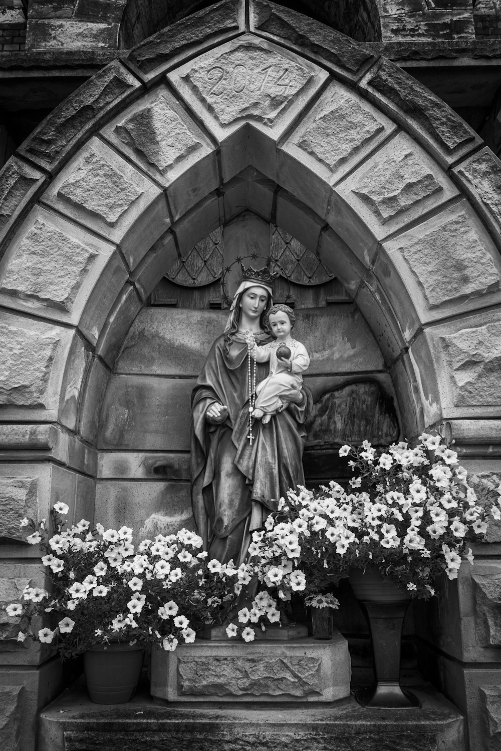 estatua de hormigón gris de un hombre