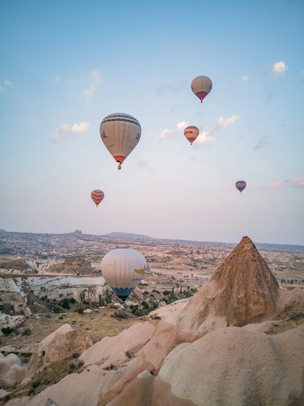 Heißluftballons tagsüber am Himmel