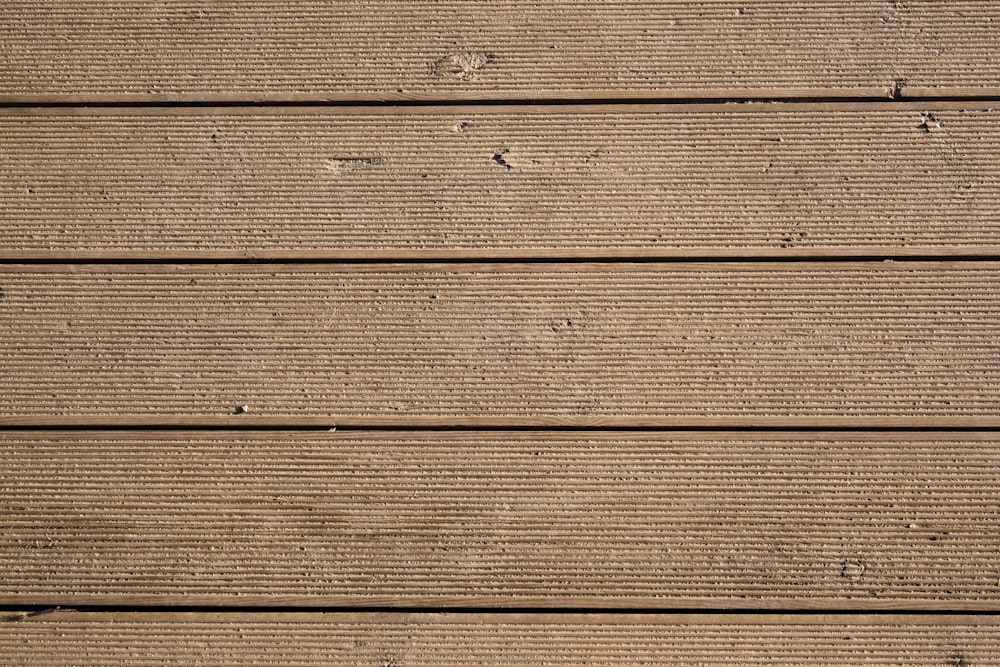 parete in legno marrone e nero