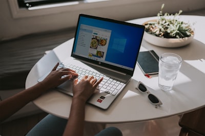 Strony internetowe w Żorach - person using laptop on white table