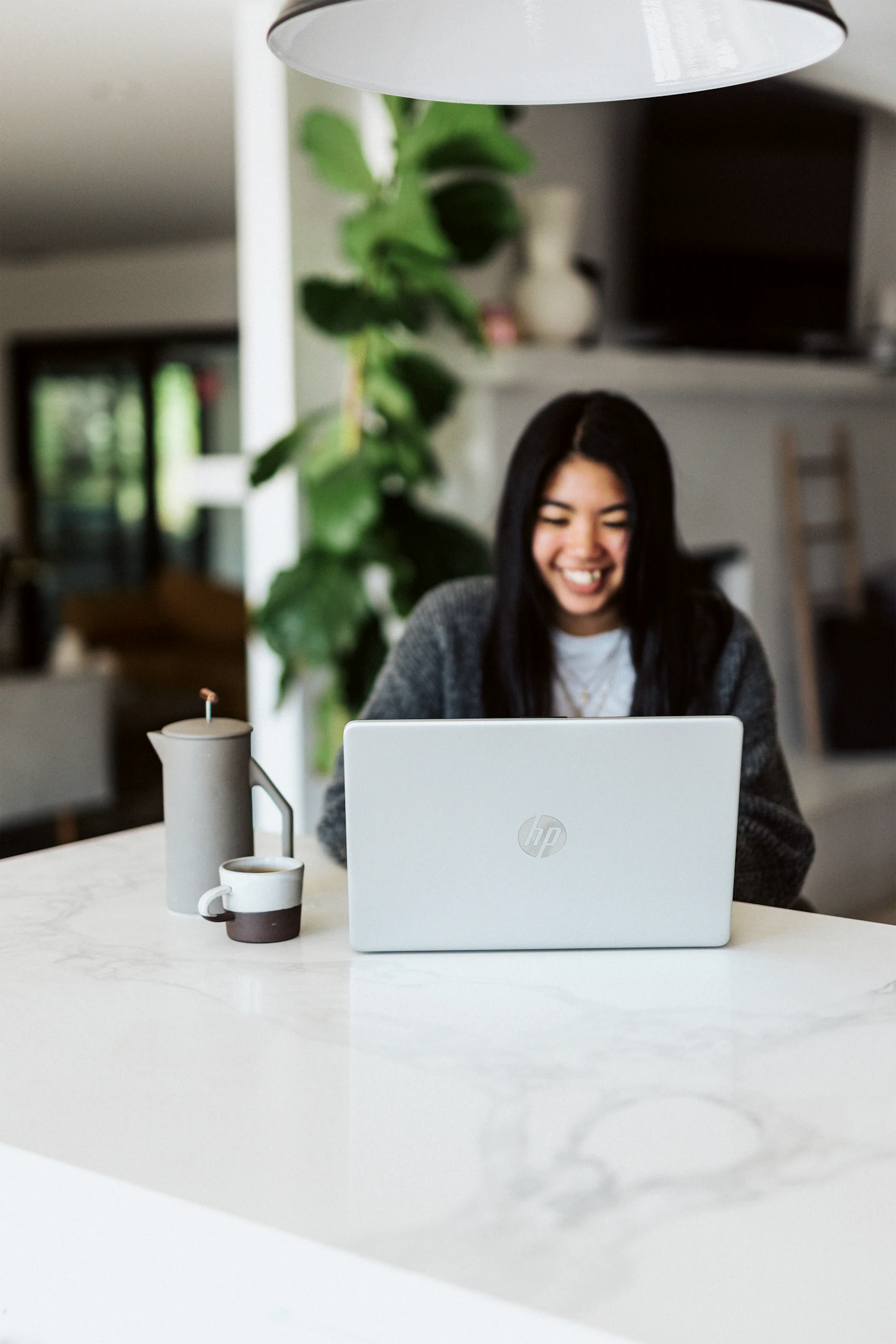 Aluno adulto estudando inglês online pelo computador