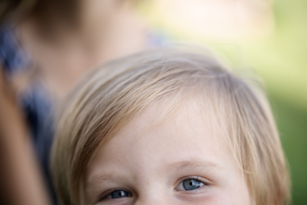 girls face in close up photography