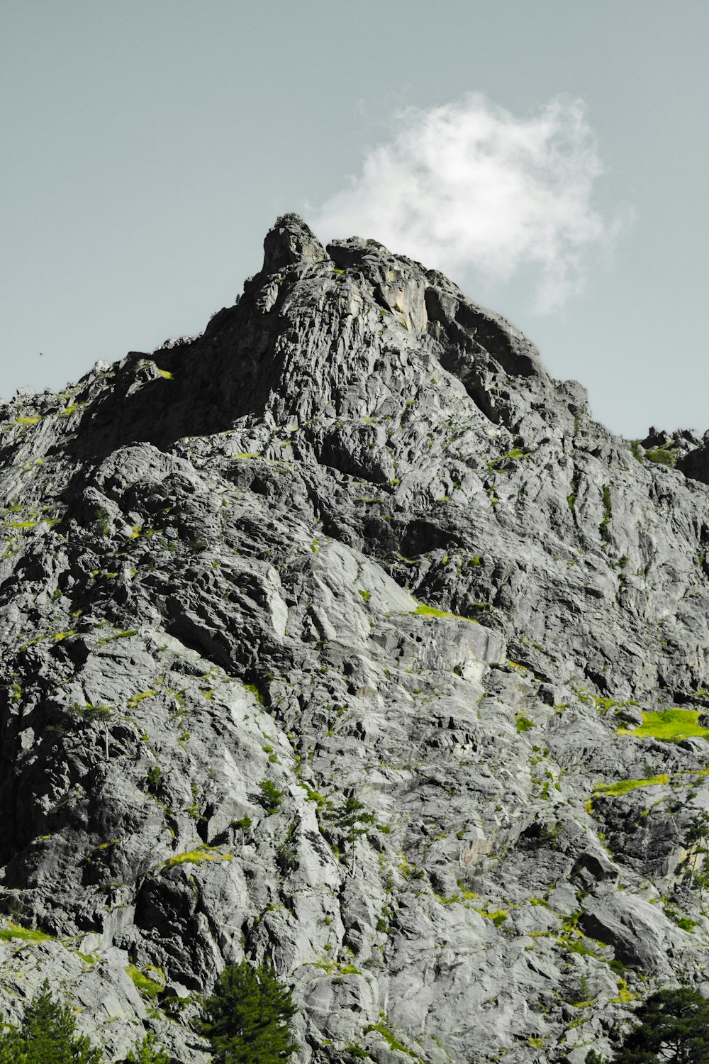 montagna rocciosa grigia sotto il cielo blu durante il giorno