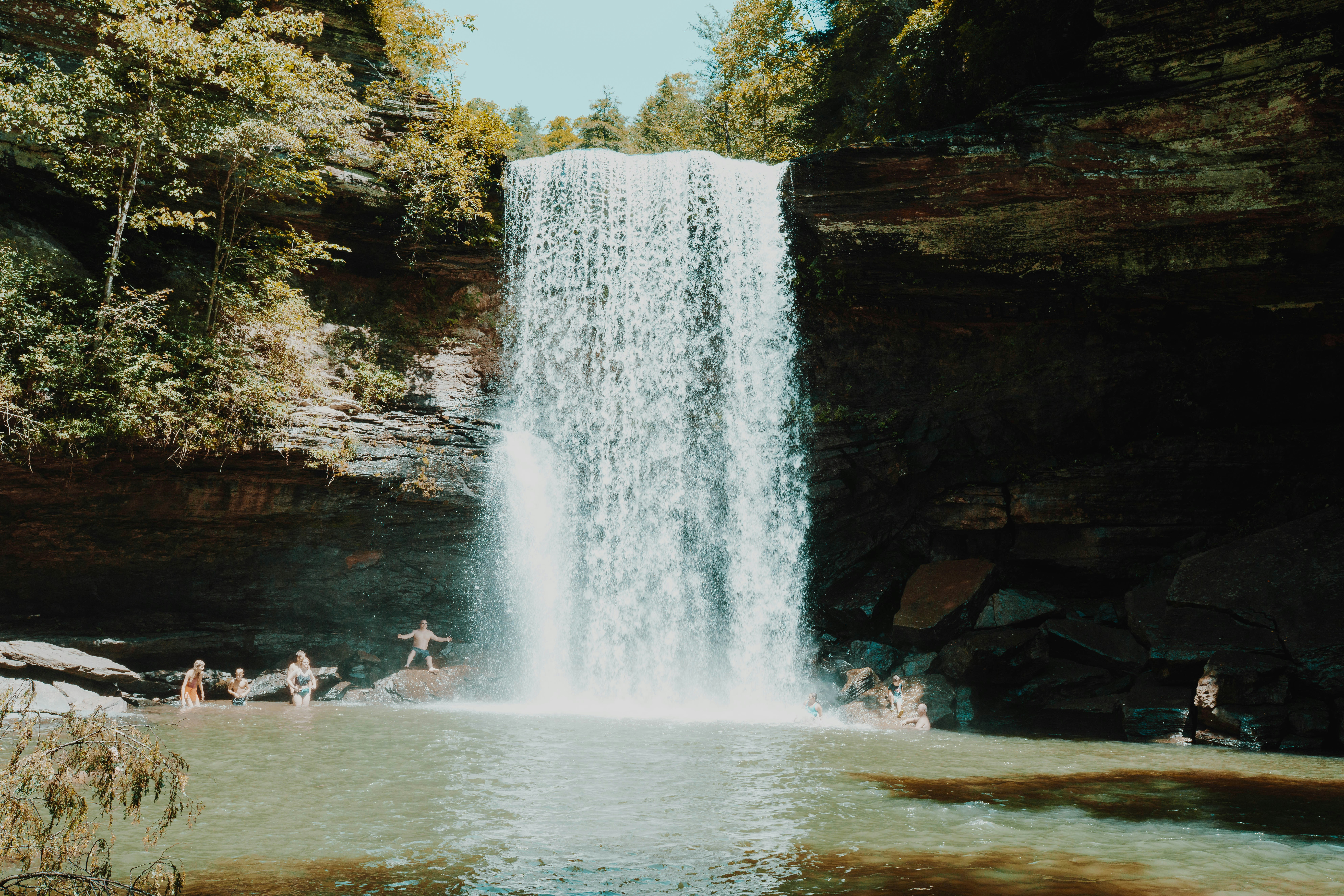 personnes assises sur la fontaine d’eau pendant la journée