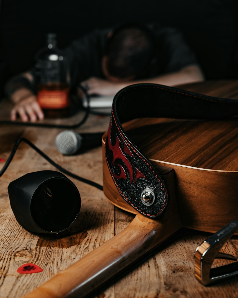 갈색 나무 테이블에 검은 색과 빨간색 헤드폰