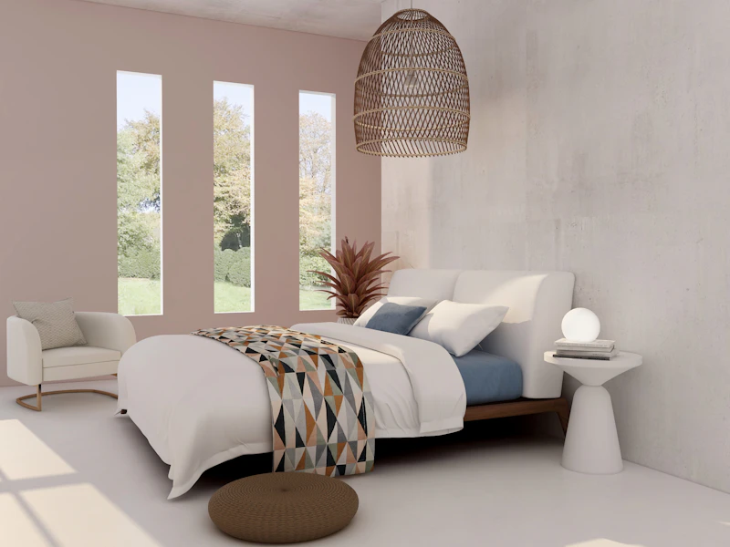 Quarto real com roupa de cama branca e azul sobre parede neutra