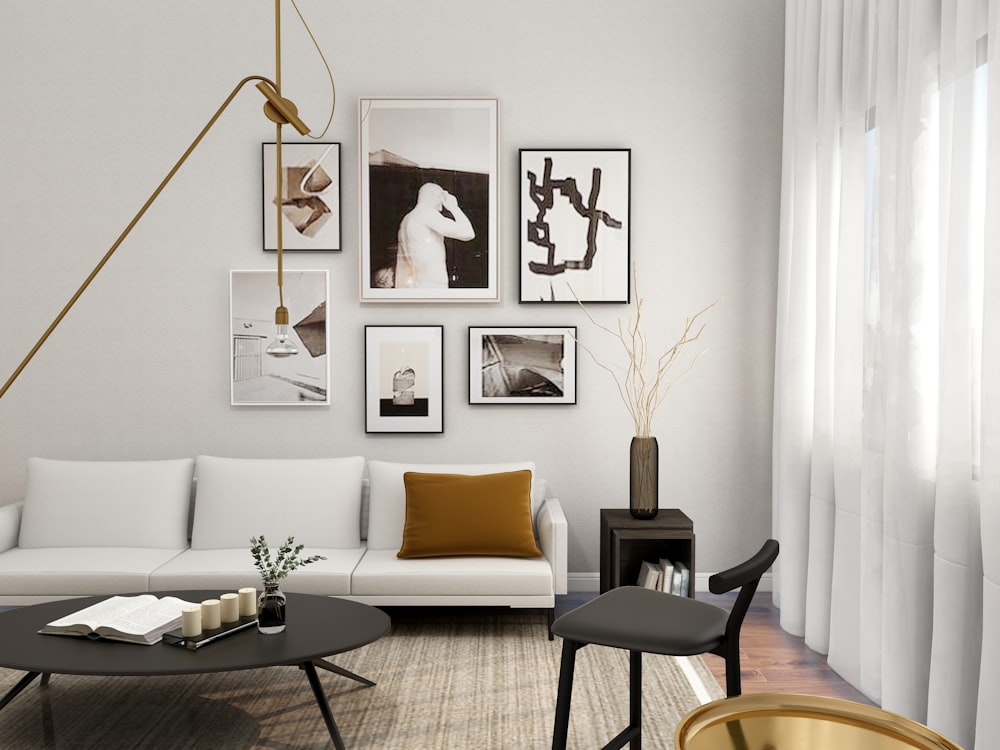 Table en bois blanc et noir avec chaises