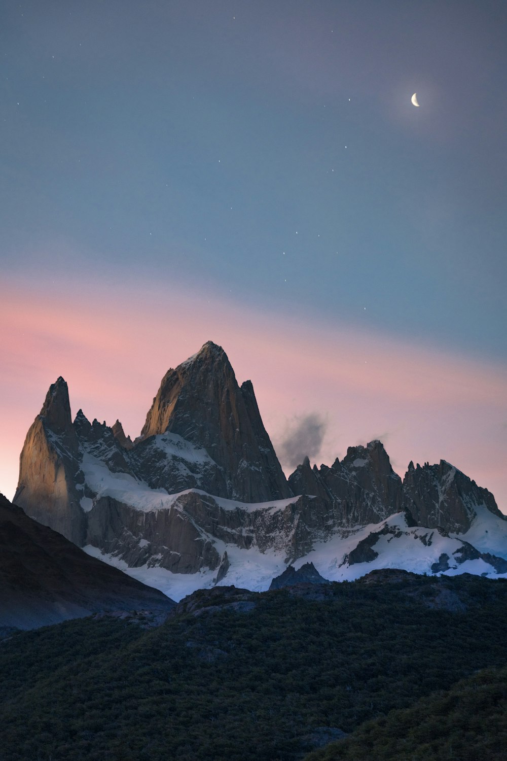 montanha coberta de neve sob o céu azul