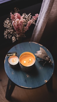 Des bougies blanches sur une table noire