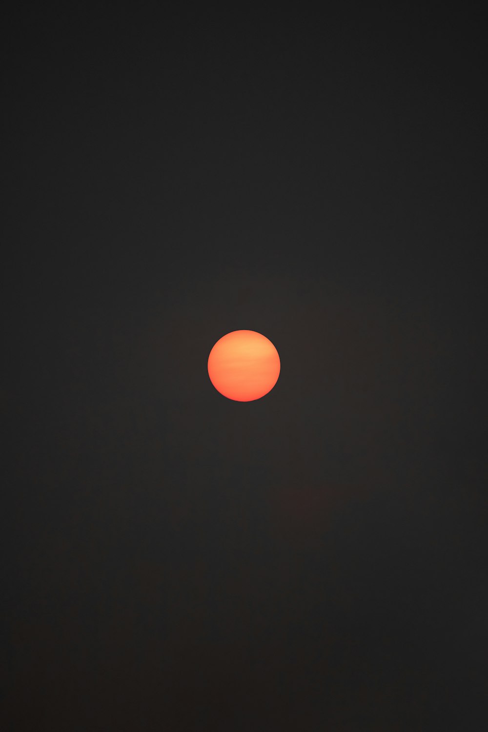 orangefarbenes rundes Licht auf schwarzem Hintergrund
