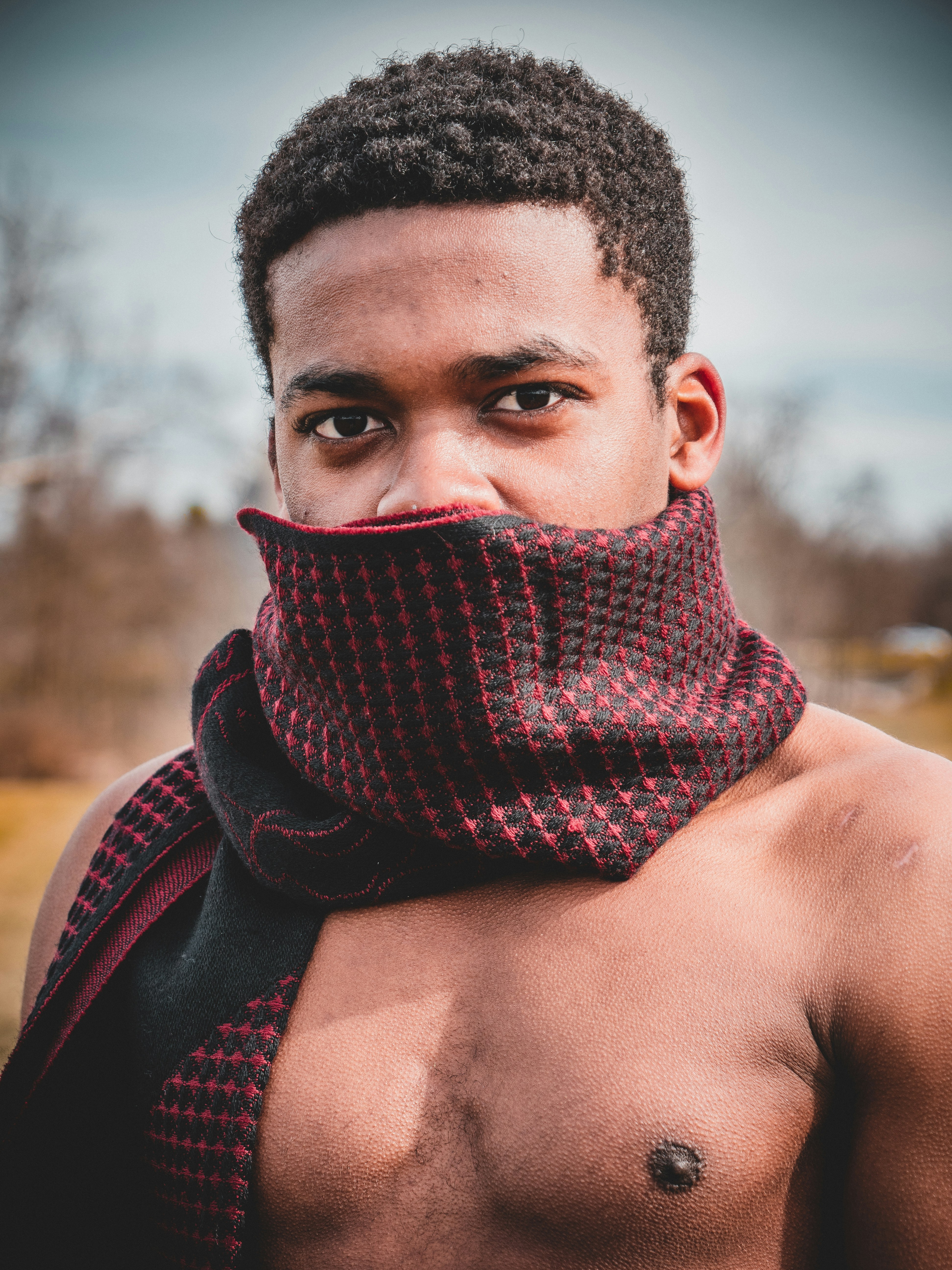 uomo coperto con sciarpa rossa e nera