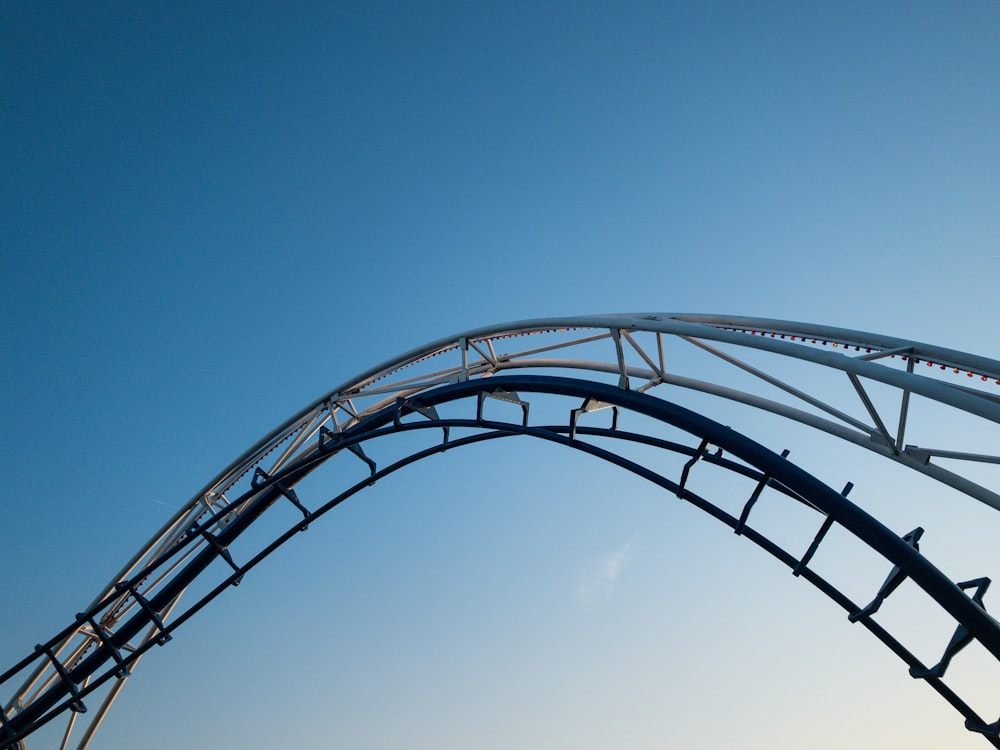 Schwarzer Metallrahmen unter blauem Himmel tagsüber