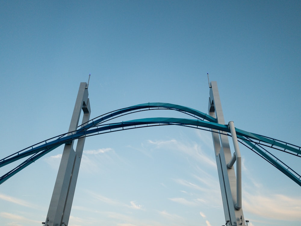 estrutura de metal azul e branco sob o céu azul durante o dia