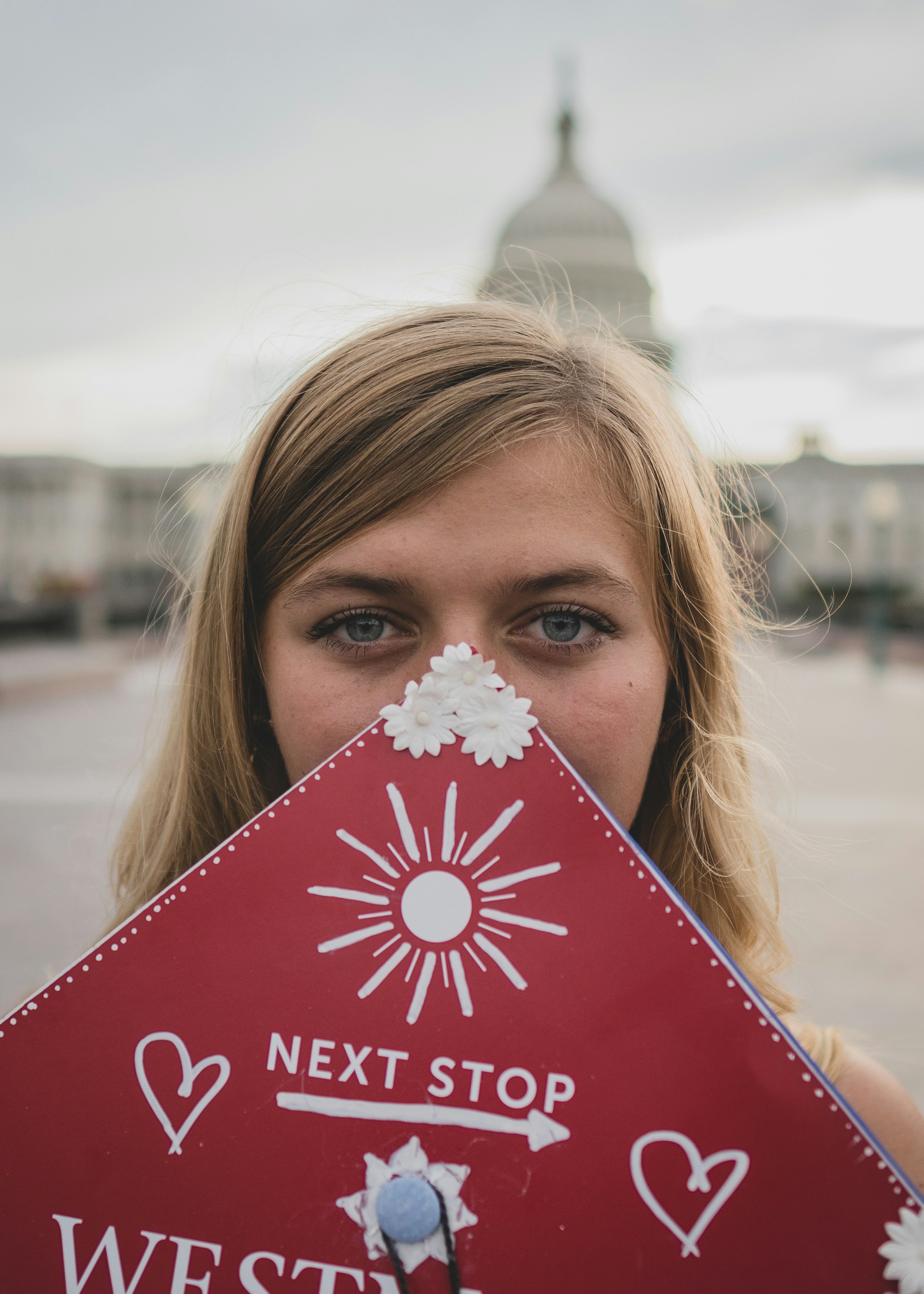 Frau mit rot-weißer Geburtstagskarte