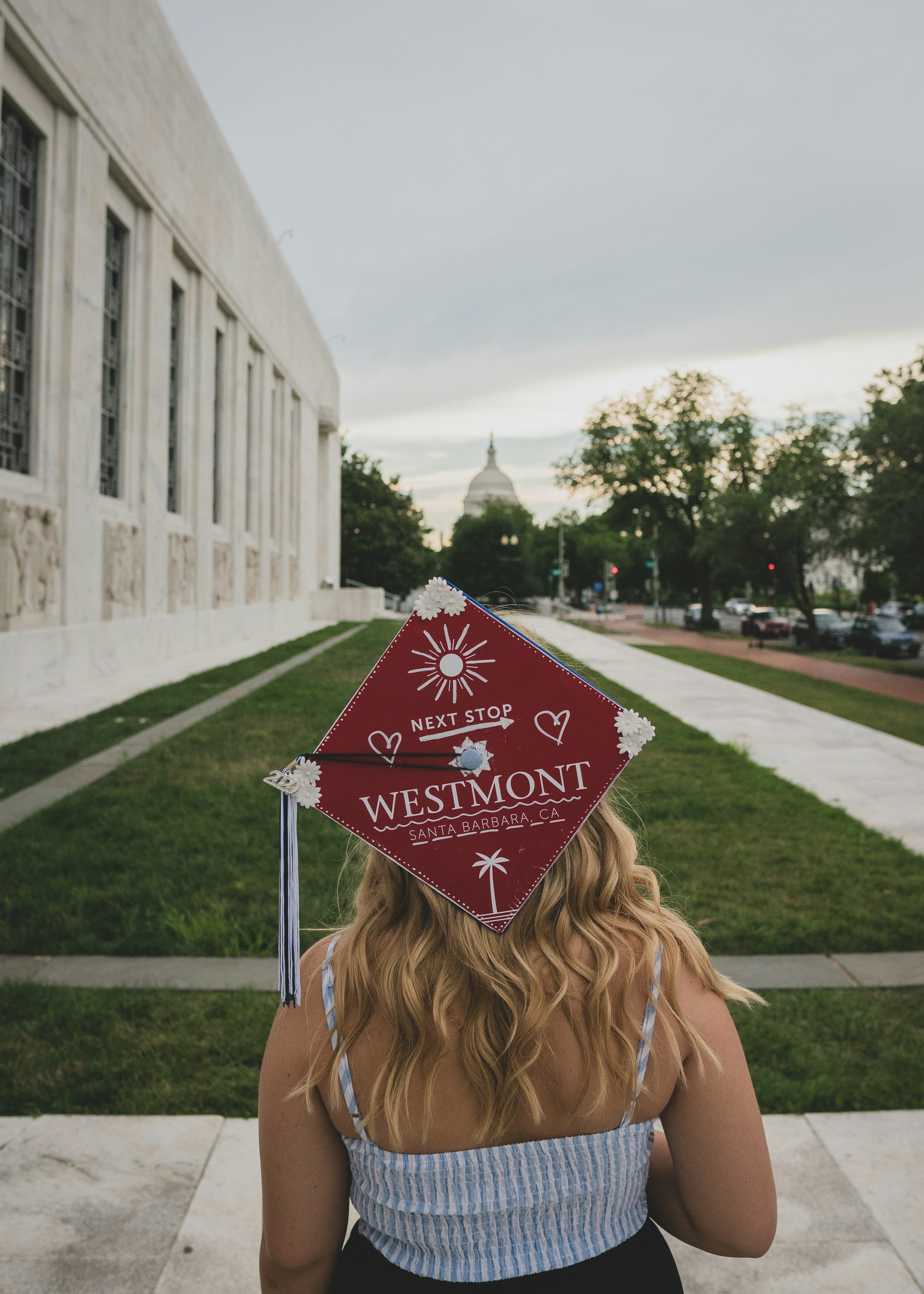 Frau im braunen Mantel mit rot-weißer Fahne