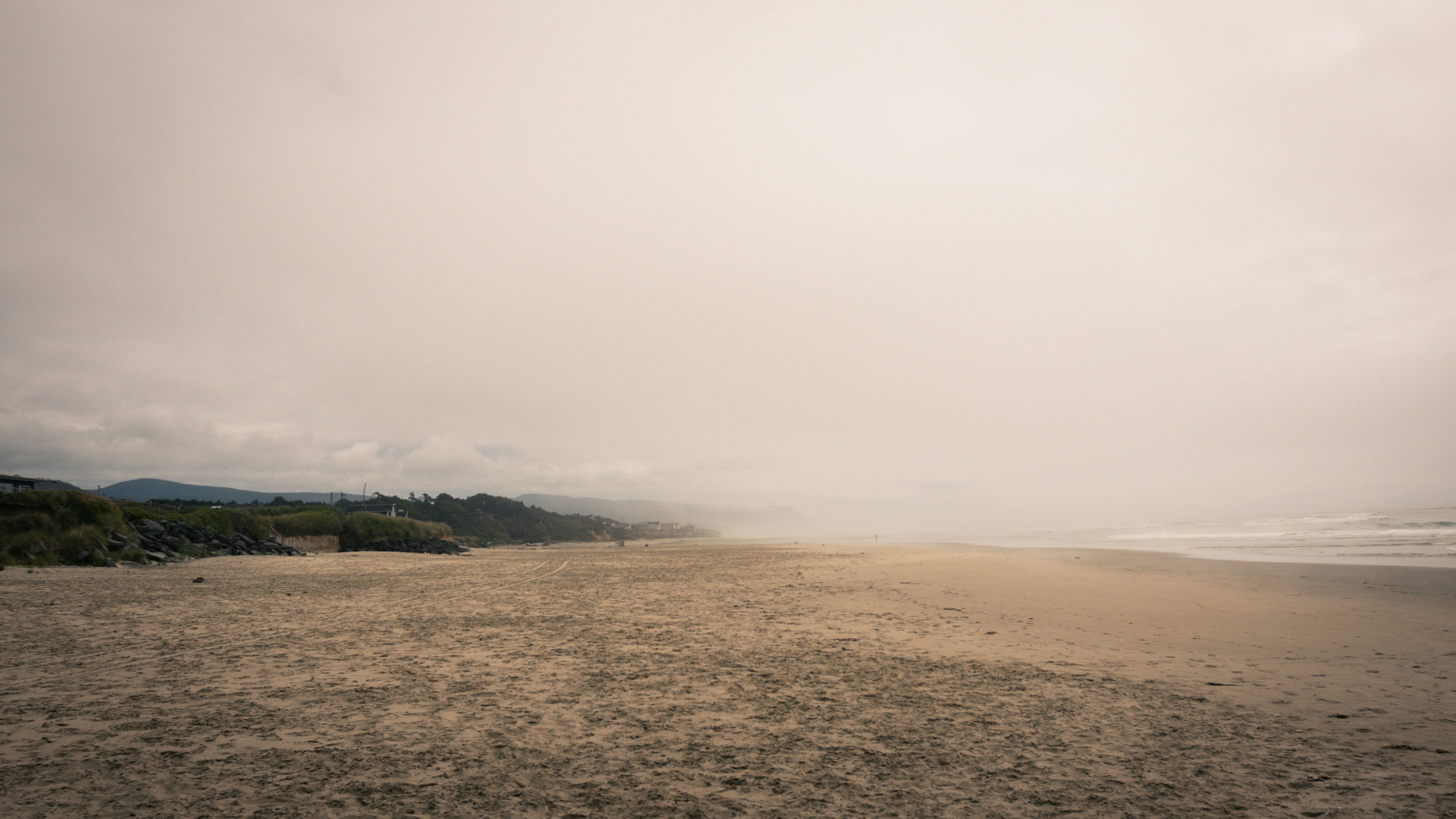 Grünes Grasfeld unter weißem Himmel tagsüber