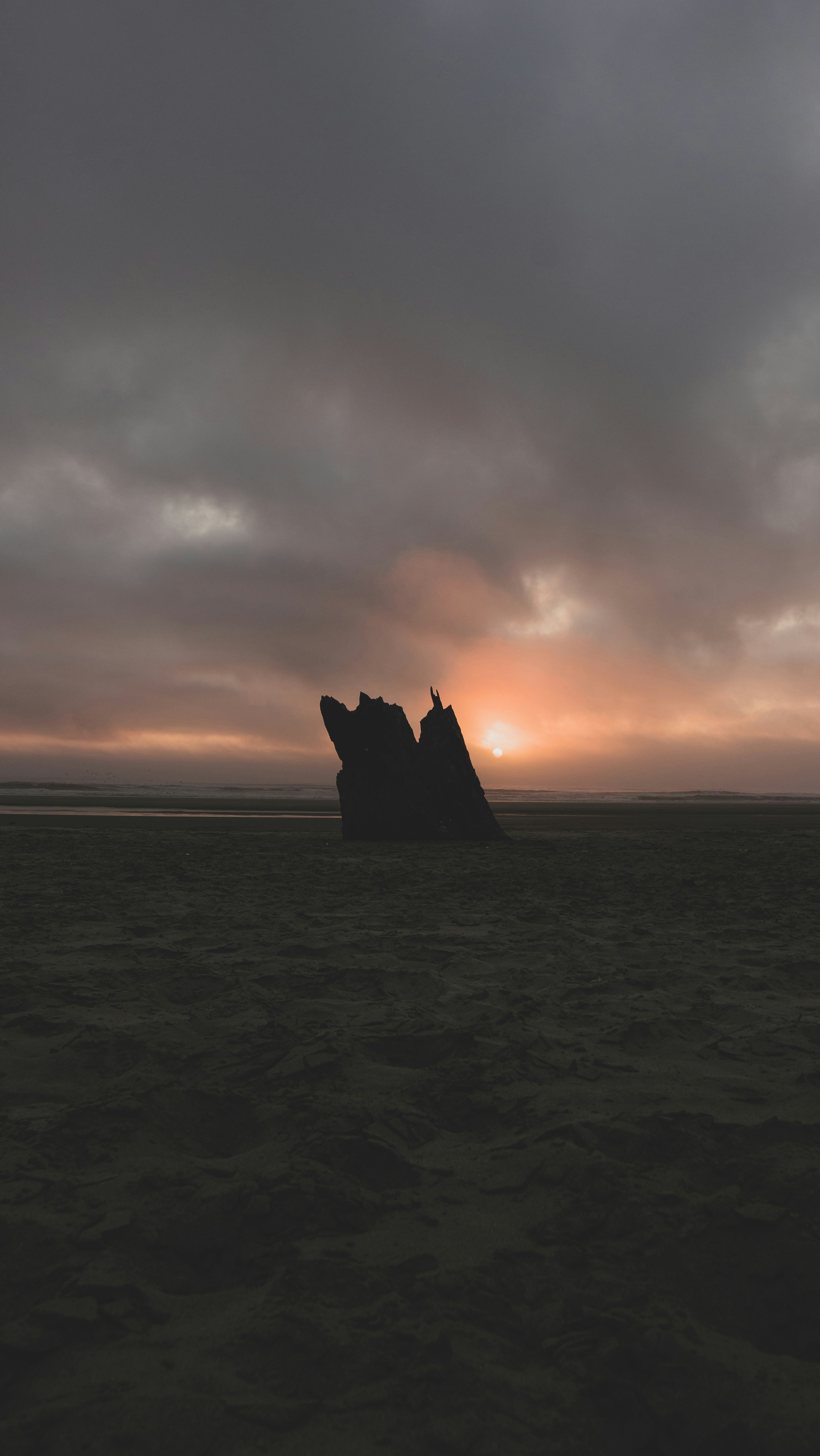 Silhouette des Segelbootes auf See bei Sonnenuntergang