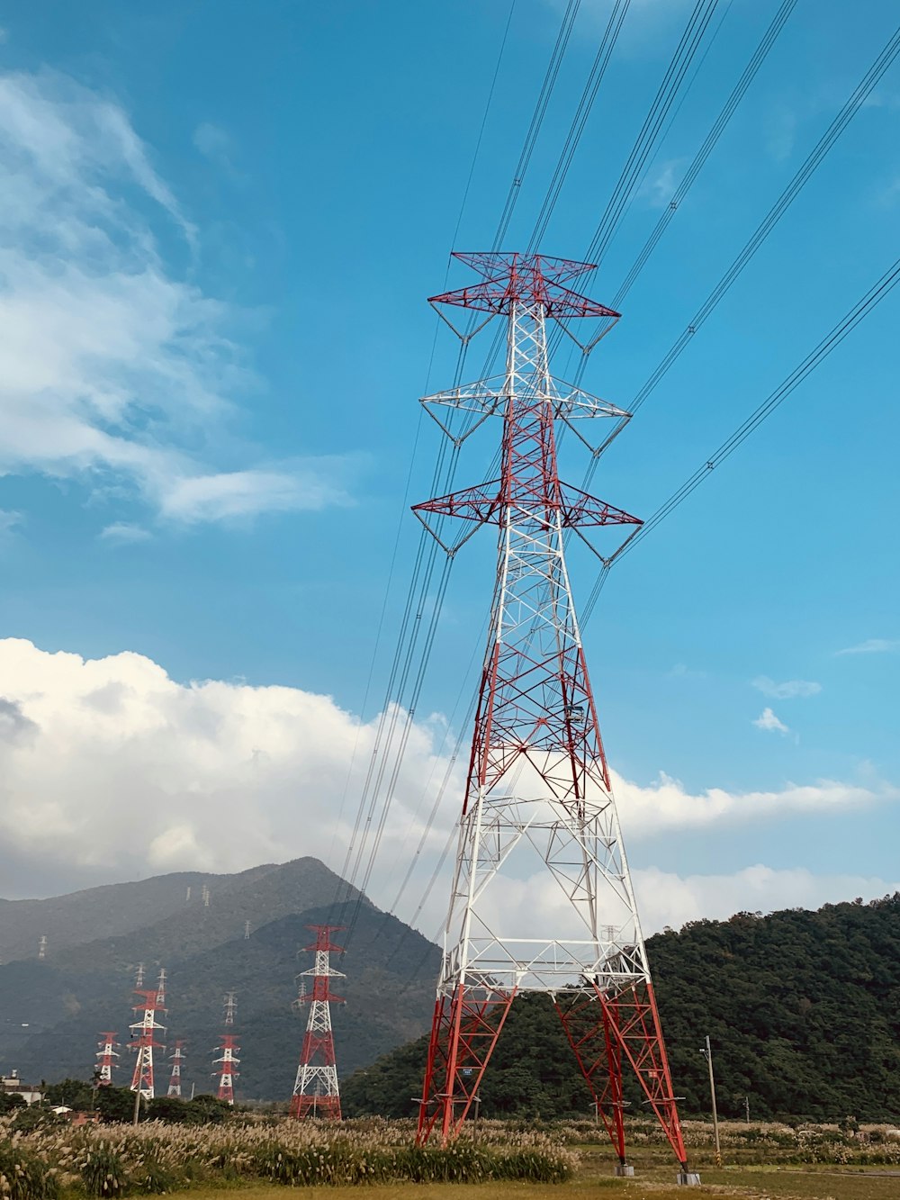 torre vermelha e branca sob o céu azul durante o dia