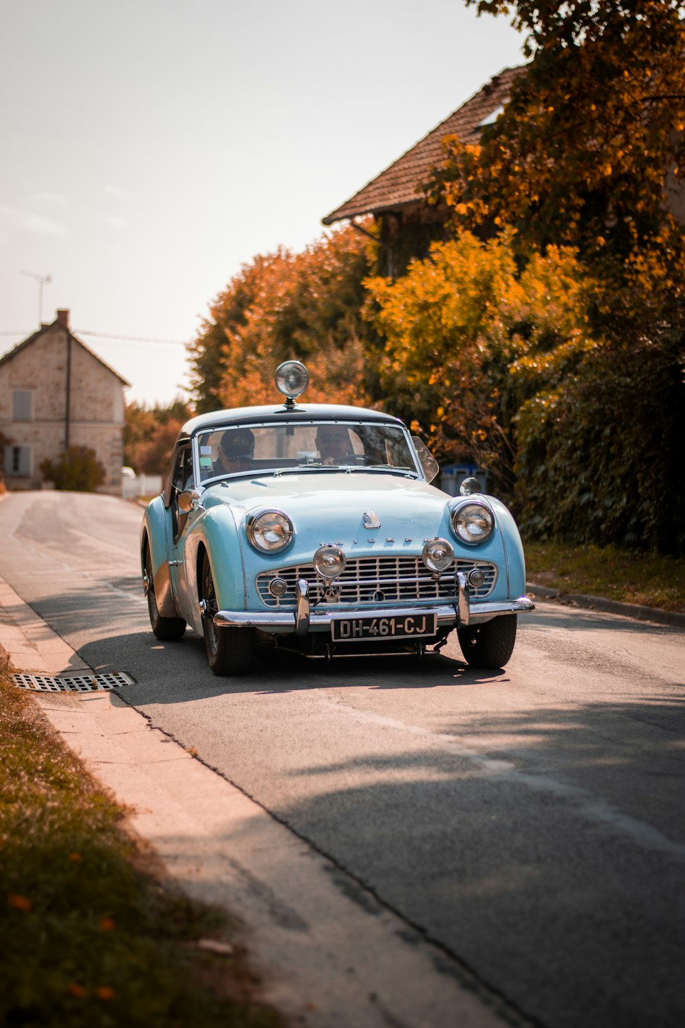 Blauer Oldtimer tagsüber unterwegs