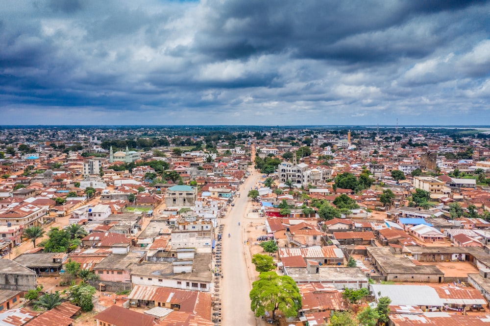 Vista aérea de los edificios de la ciudad bajo el cielo nublado durante el día