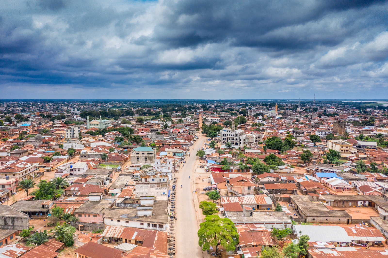 Vue aérienne de Porto-Novo, capitale du Bénin, sous un ciel nuageux