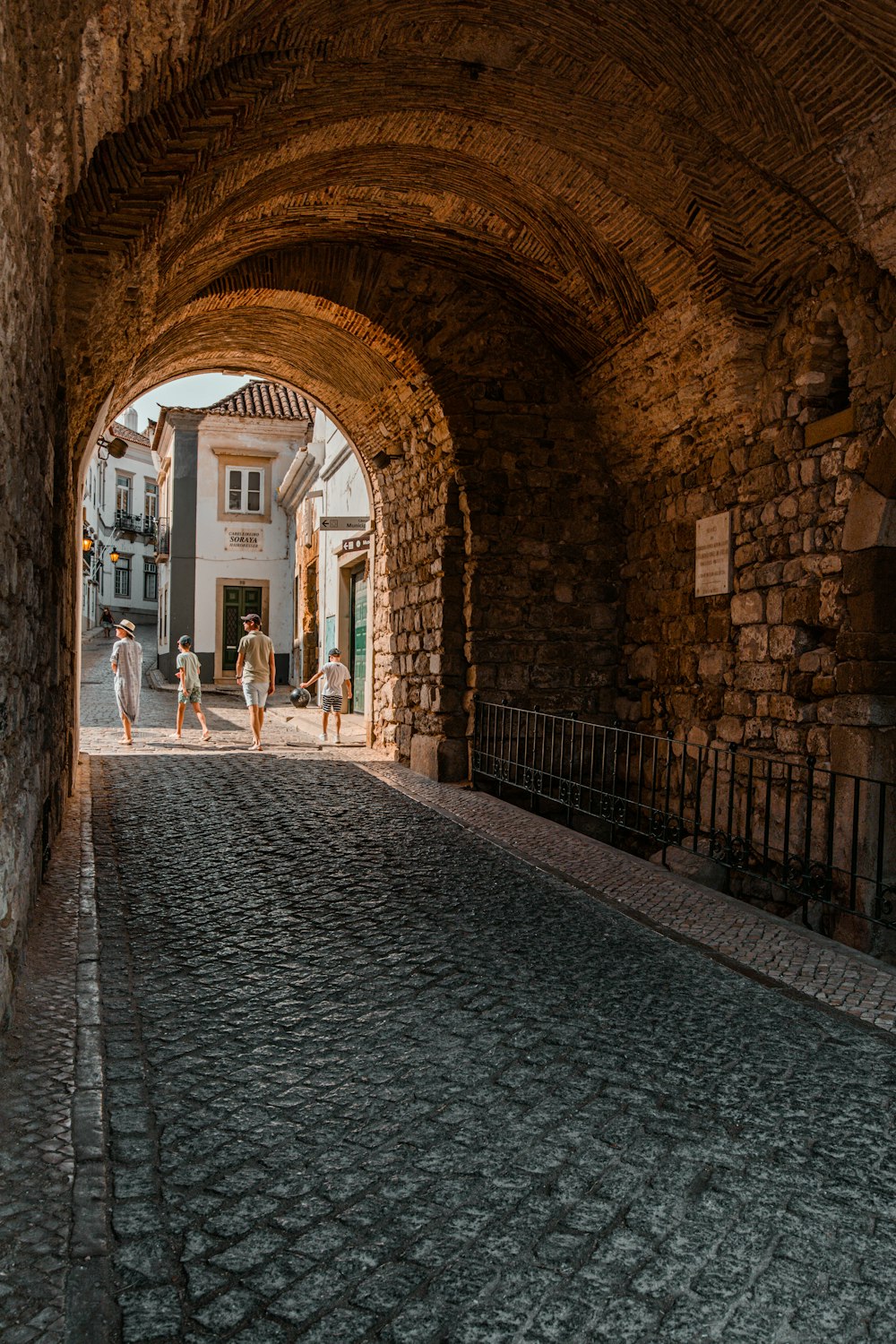 persone che camminano sul corridoio durante il giorno