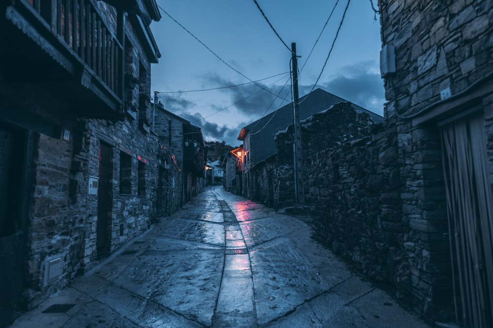 rua vazia entre edifícios durante o dia