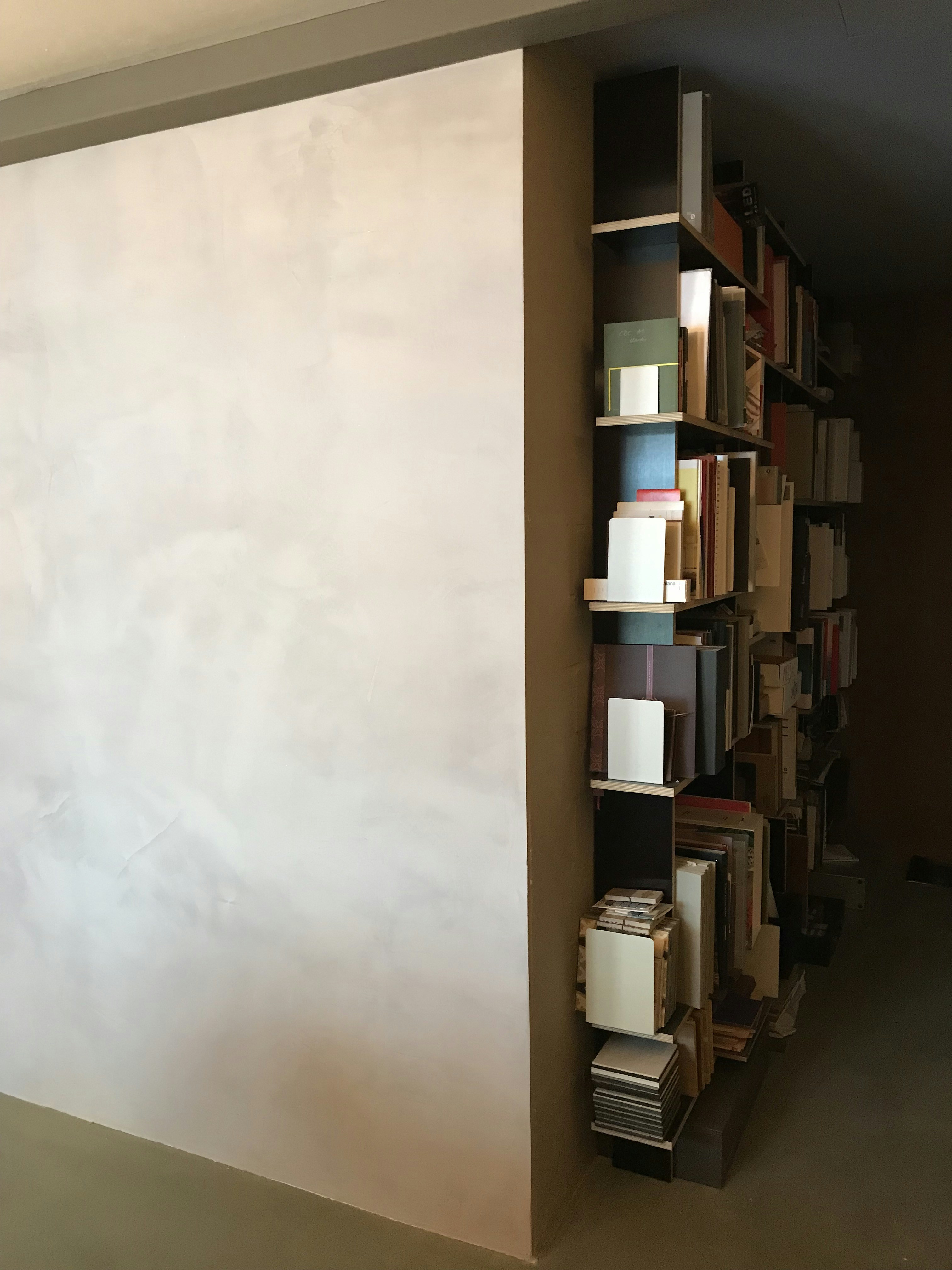 Kütüphaneni Minimalist Yaklaşımla Düzenle: Az Eşya, Çok Keyif