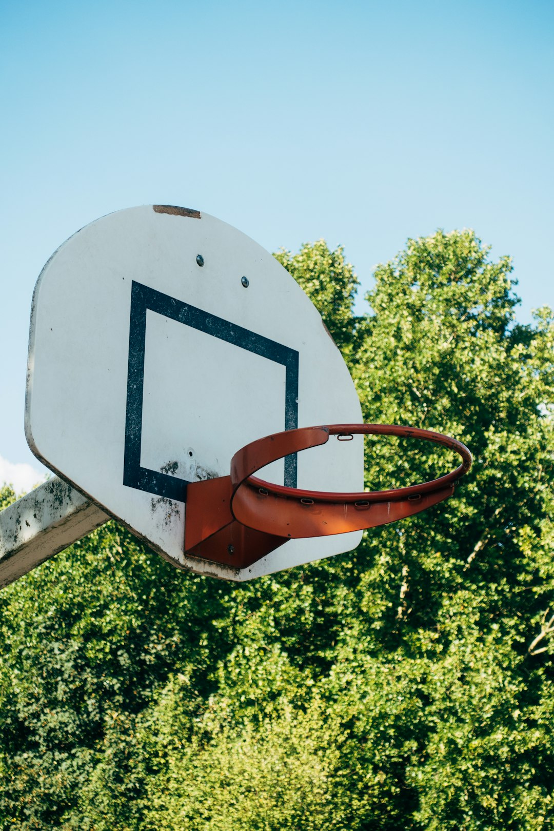 white and black basketball hoop