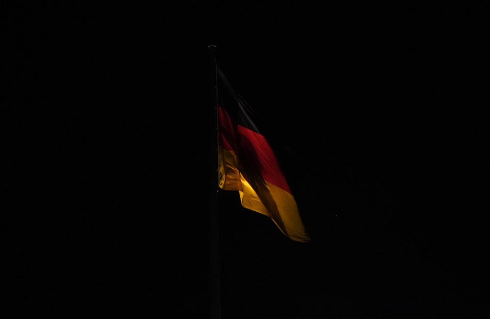 Drapeau rouge et blanc sur le poteau