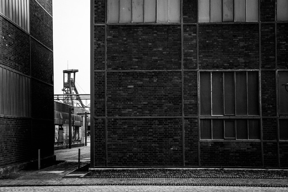 Photo en niveaux de gris d’un bâtiment en brique