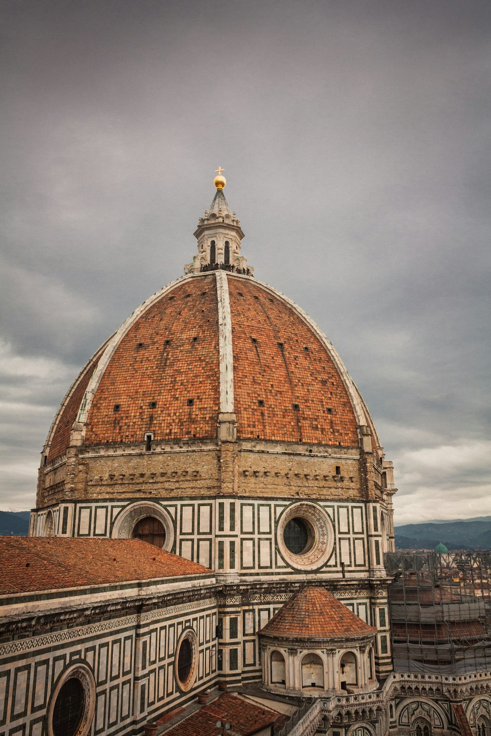 Edificio a cupola marrone sotto nuvole grigie