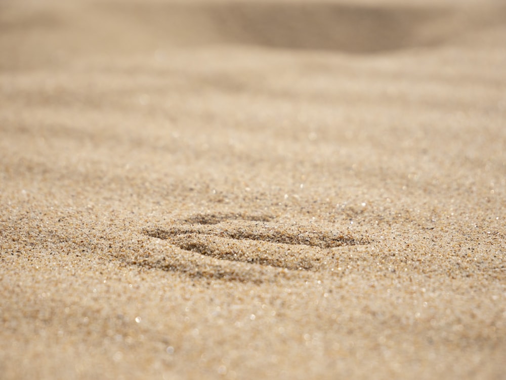 brauner Sand mit Fußabdrücken tagsüber