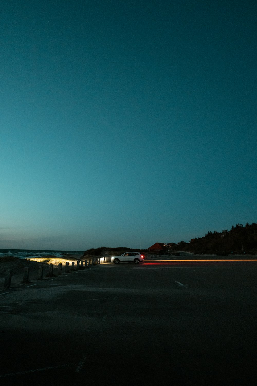 auto su strada durante le ore notturne