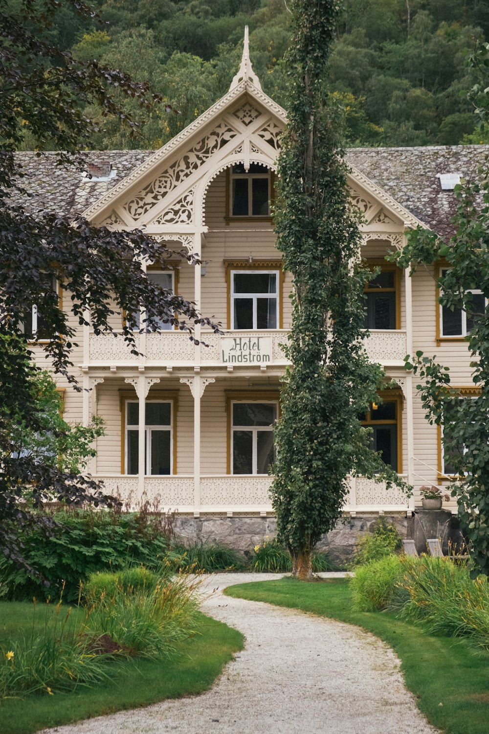 Maison en béton beige et blanc