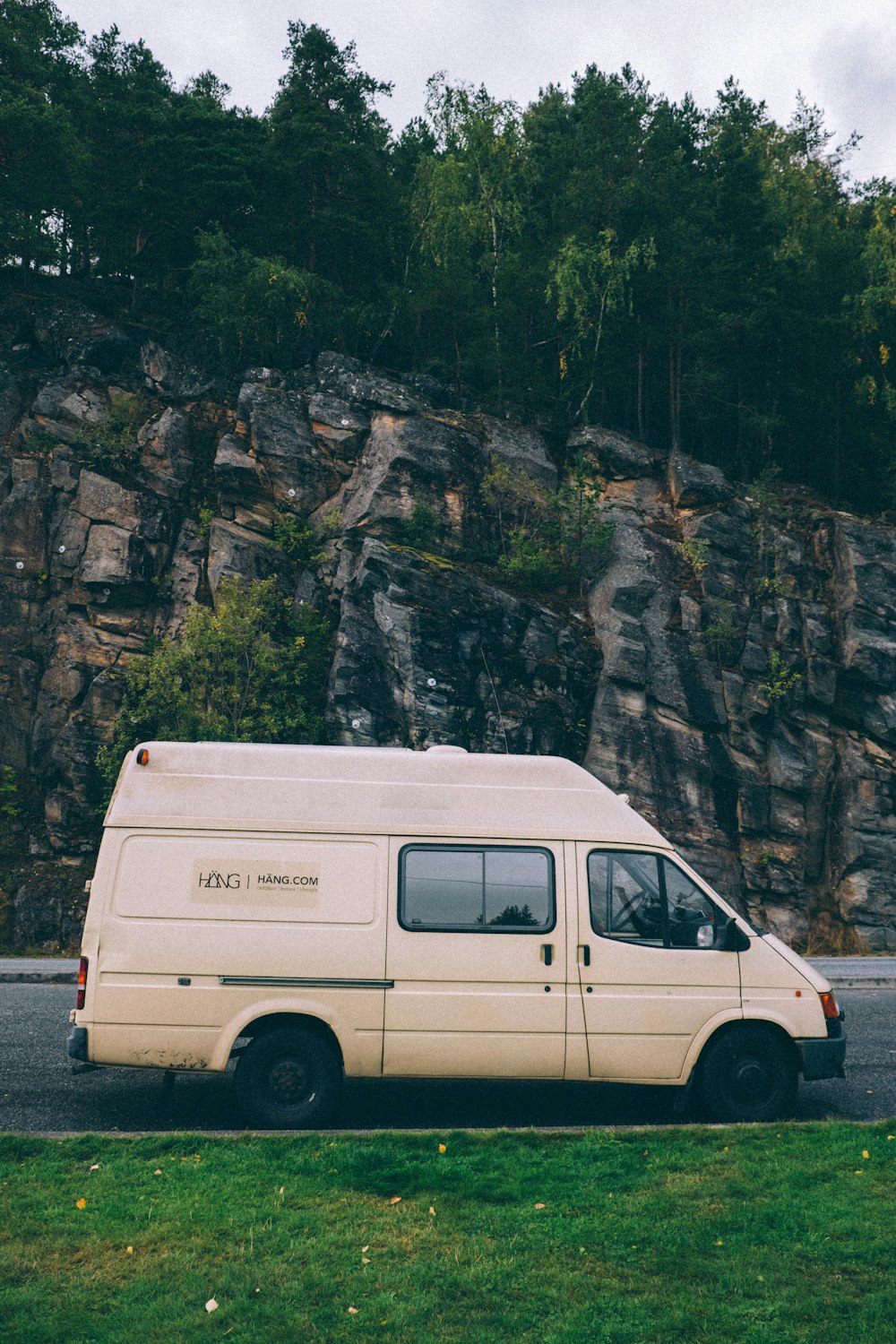furgone bianco parcheggiato vicino alla montagna