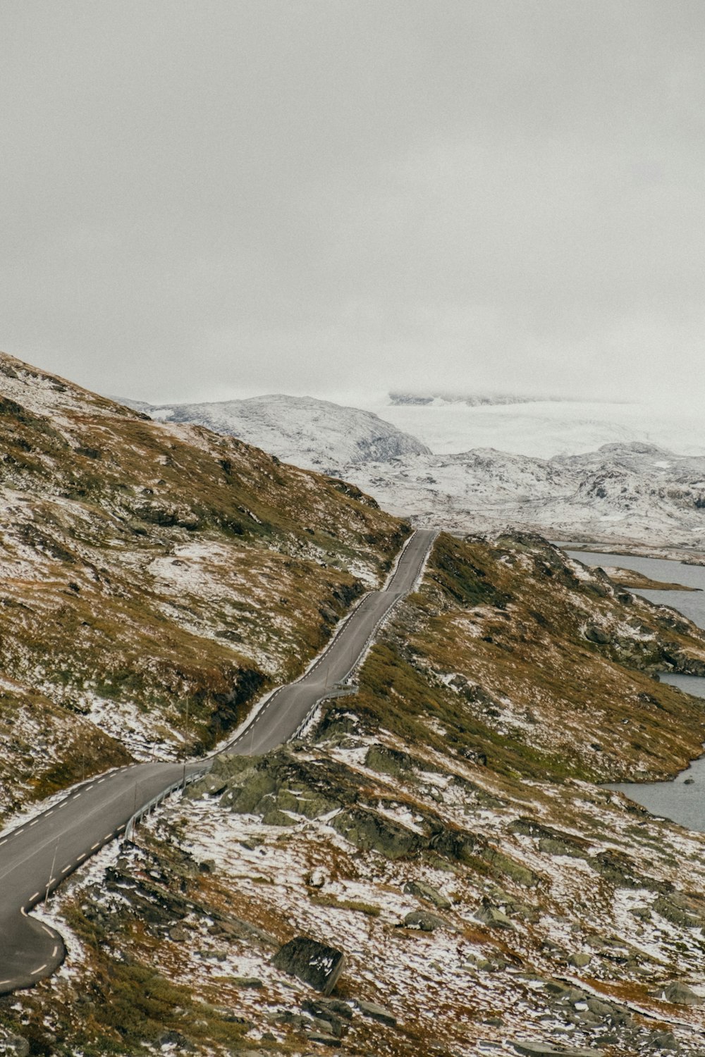 갈색과 녹색 산의 회색 아스팔트 도로