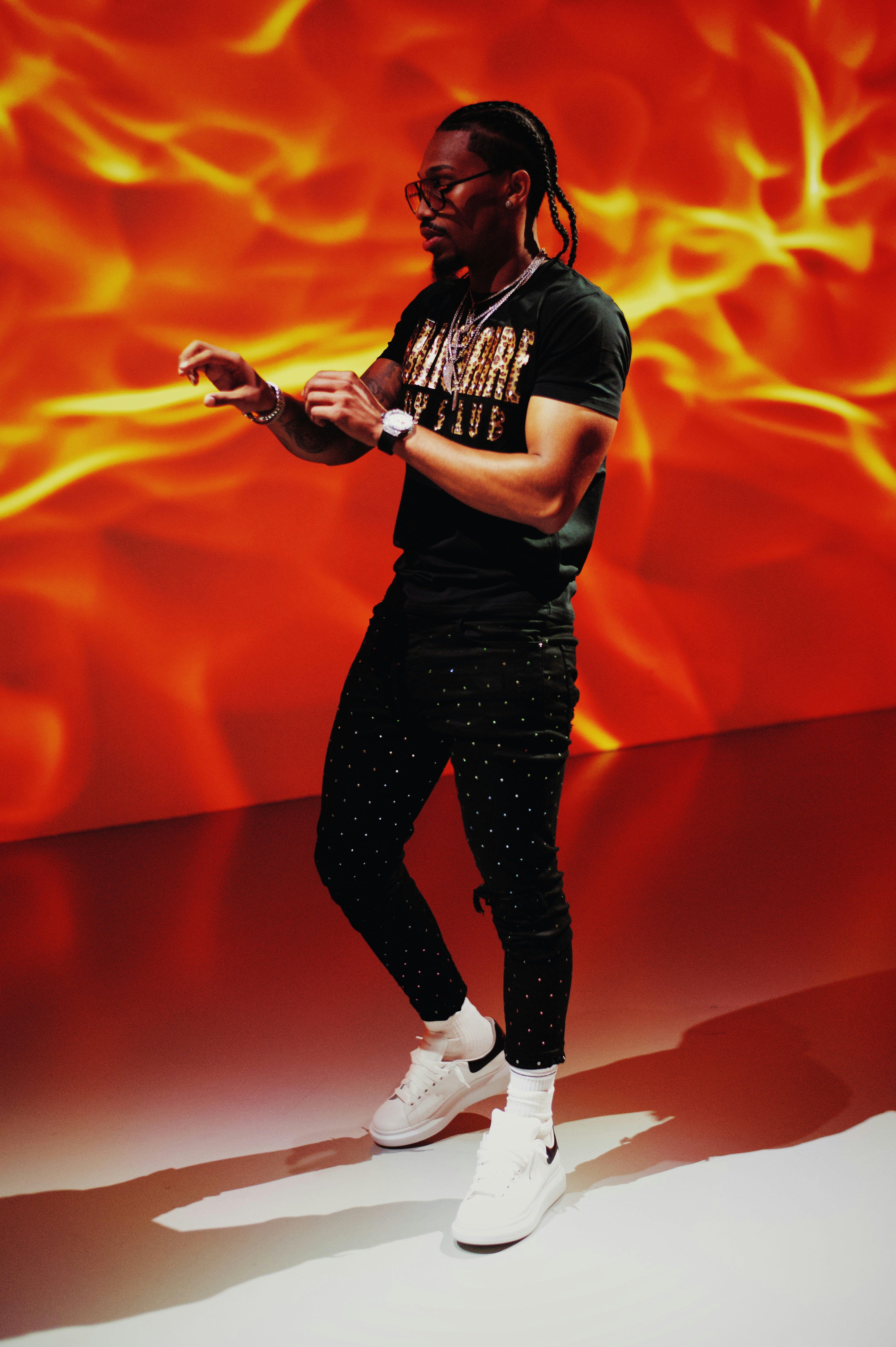 Hombre con camiseta de cuello redondo blanco y negro y pantalón negro