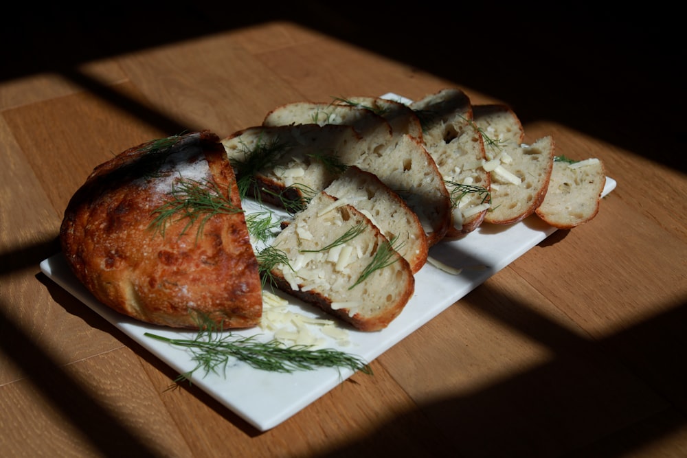 Piatto di verdure verdi e marroni su piatto di ceramica bianca