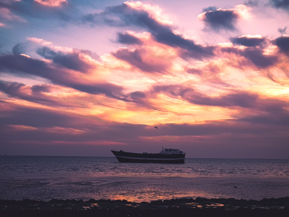 nave bianca sul mare durante il tramonto
