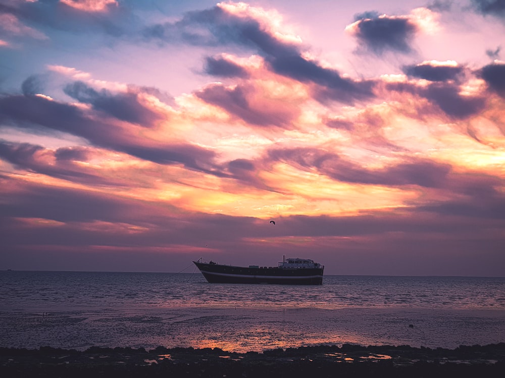 夕暮れ時の海に浮かぶ白い船