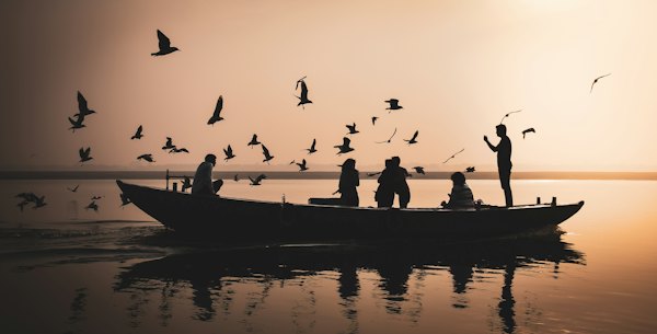 Silhouette of people riding on boat during sunset — Varanasi, India
