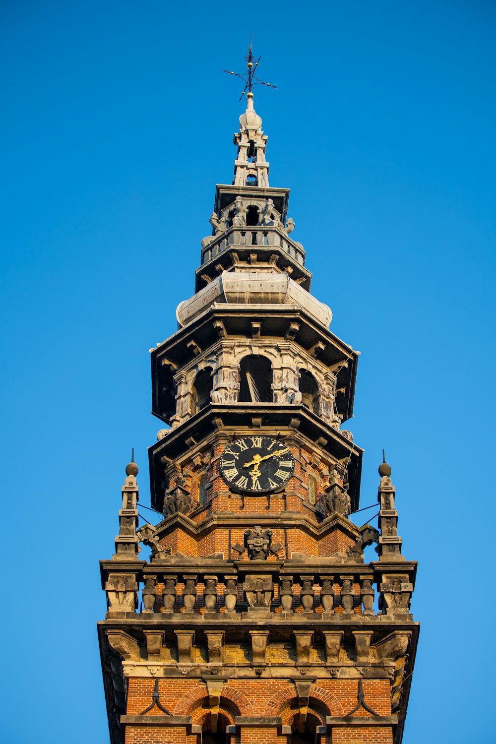 갈색과 흰색 타워 시계