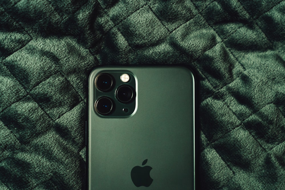 Schwarzes iPhone 4 auf grünem Textil