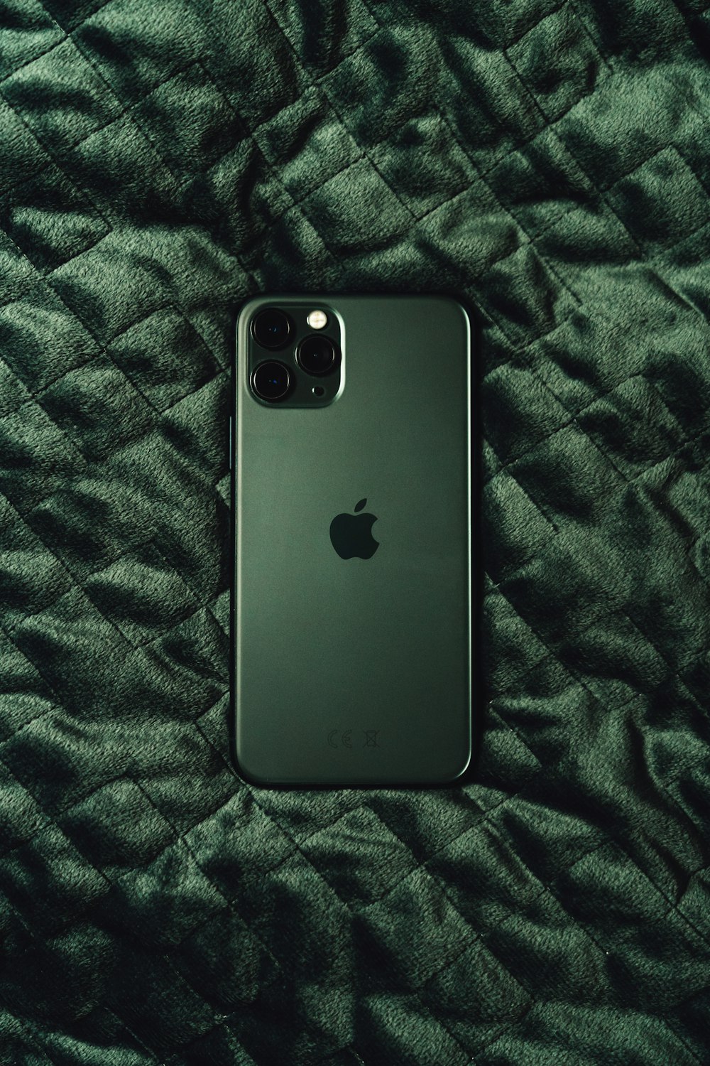 iPhone 7 Plus negro sobre textil blanco y negro