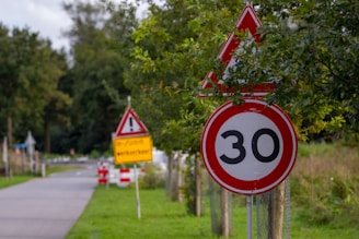 red and white stop sign