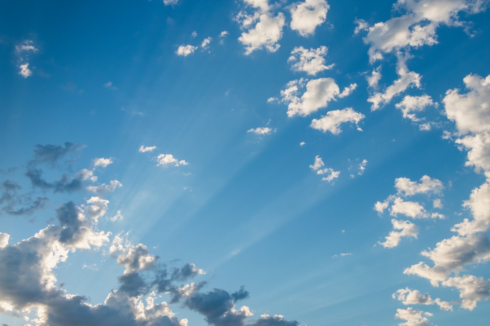 nuvole bianche e cielo blu durante il giorno