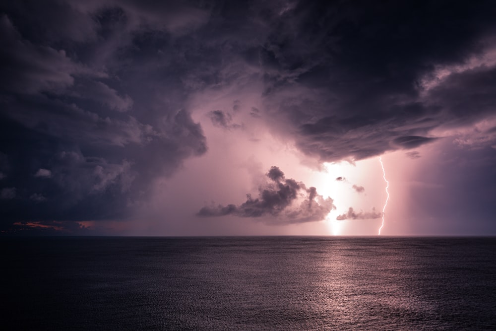 specchio d'acqua sotto il cielo nuvoloso durante il giorno